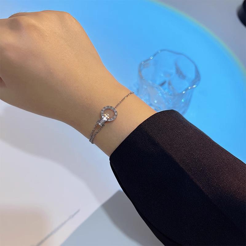 Colar Elegante de Anel Duplo com Números Romanos com Corrente de Aço Titânio Eletroplatado a Ouro 18K