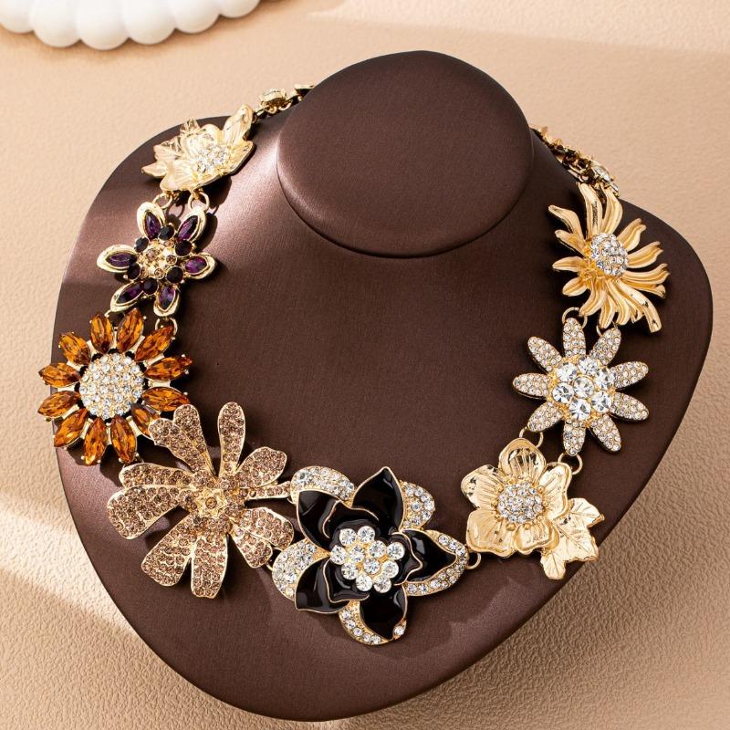 Retro Elegant 3D Flower Necklace - Minimalist Unique Design, Perfect for Women, Versatile Fashion Accessory M705