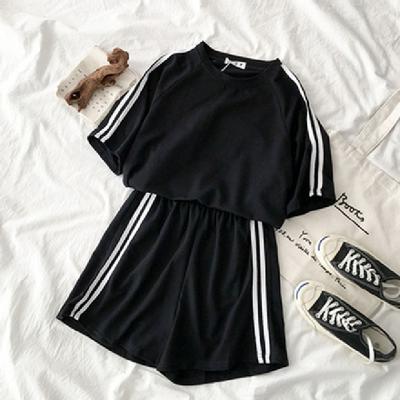 Gestreiftes Kurzarm-Frauen-2-teiliges Trainingsanzug-Set für den Sommer, beiläufig, lockerer Sportanzug, T-Shirt-Shorts-Set