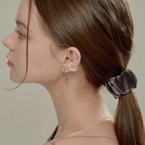 Besty Grace Pearl Earcuff
