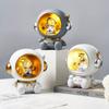 Astronaut nattlys dekorasjonsfigur med sparegris funksjon Romtema harpikspynt for barn hjemmekontor
