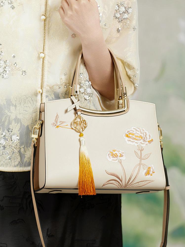 

Simple cowhide mini handbag 2026 new summer leather women s messenger bag fashion AL669 28.5cm x11.5cm x 21cm абрикосовий