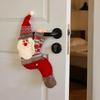 Kreative weihnachtliche Dekopuppen und lebhaft tragen zur festlichen Atmosphäre bei