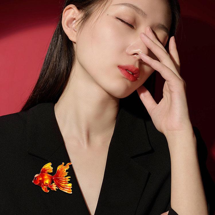 Tropfen Brosche Gold Colorfish Brosche Temperament Mantel Pin Mantel Kleidung Zubehör