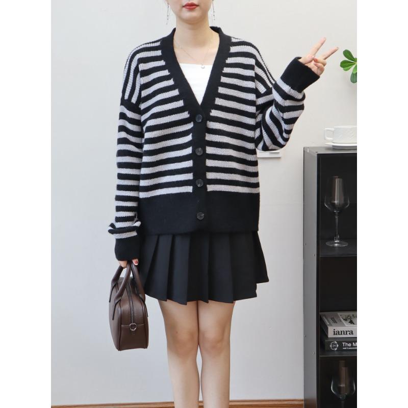 

Осень и зима новый V-образный вырез пайетки контрастная полоска вязаный кардиган чувство дизайна свободный свитер куртка женская one size fits all чёрный
