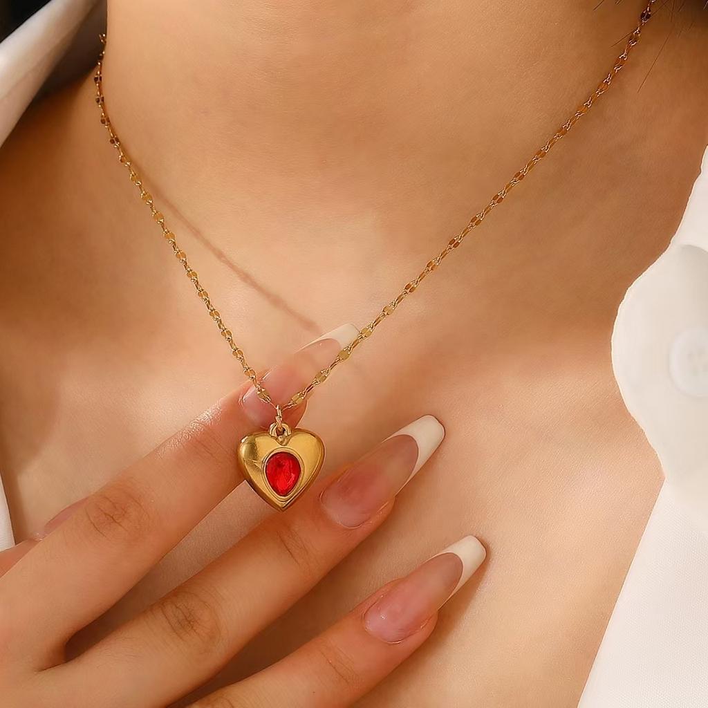 Collier pendentif gemme d'amour de luxe léger 2026 pour femmes, collier ras du cou polyvalent haut de gamme en acier inoxydable design chaîne clavicule