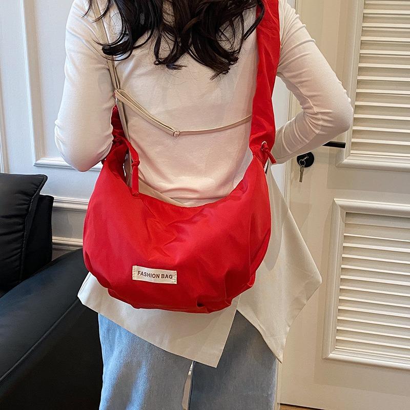 Niche underarm bag new versatile solid color shoulder messenger bag pleated dumpling tote bag women