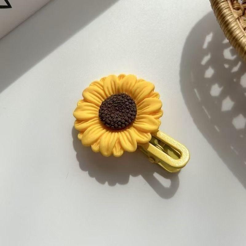 Sunflower hairpin, sweet and cute cartoon flower hairpin, good-looking girl with broken hair, seaside bangs, headdress on the side