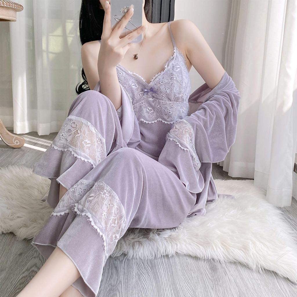 Zestaw trzyczęściowy: złoty aksamitny koronkowy top na ramiączkach i długie spodnie. Damska odzież domowa na jesień/zimę.