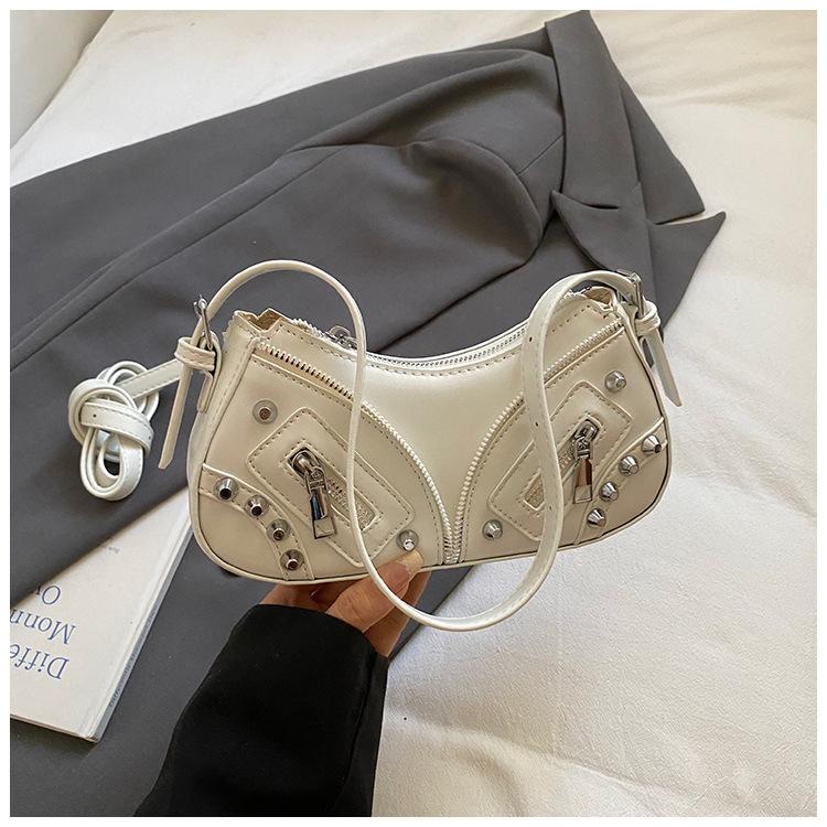 

Европейская и американская мода 2025 лето сумка подмышку женская иностранный стиль сумка-мессенджер новая персонализированная нишевая сумка-багет заклепки простая