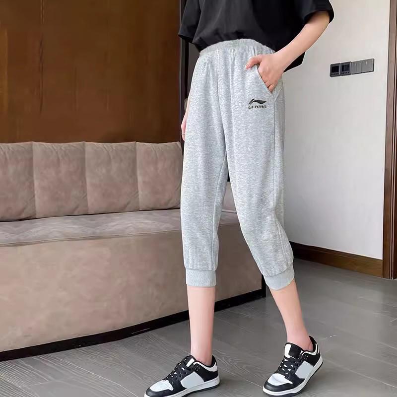 Li Ning Sports Lifestyle Series Solid Color Mid Waist Comfortable Versatile Breathable Tapered Three Quarter Knitted Sports Pants Men Pants AKQU431-2