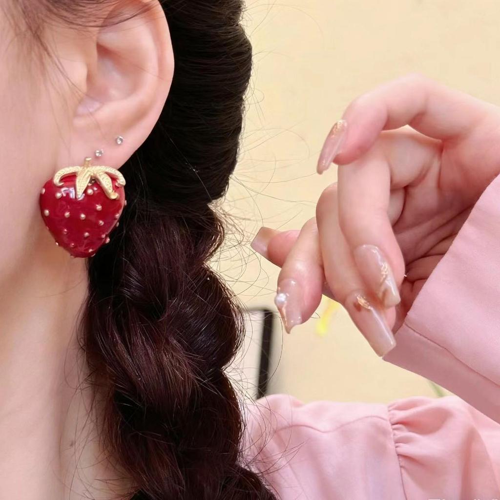 Retro Enamel Strawberry Stud Earrings - High-End Exquisite Light Luxury Style for Women, Perfect for Spring and Summer.