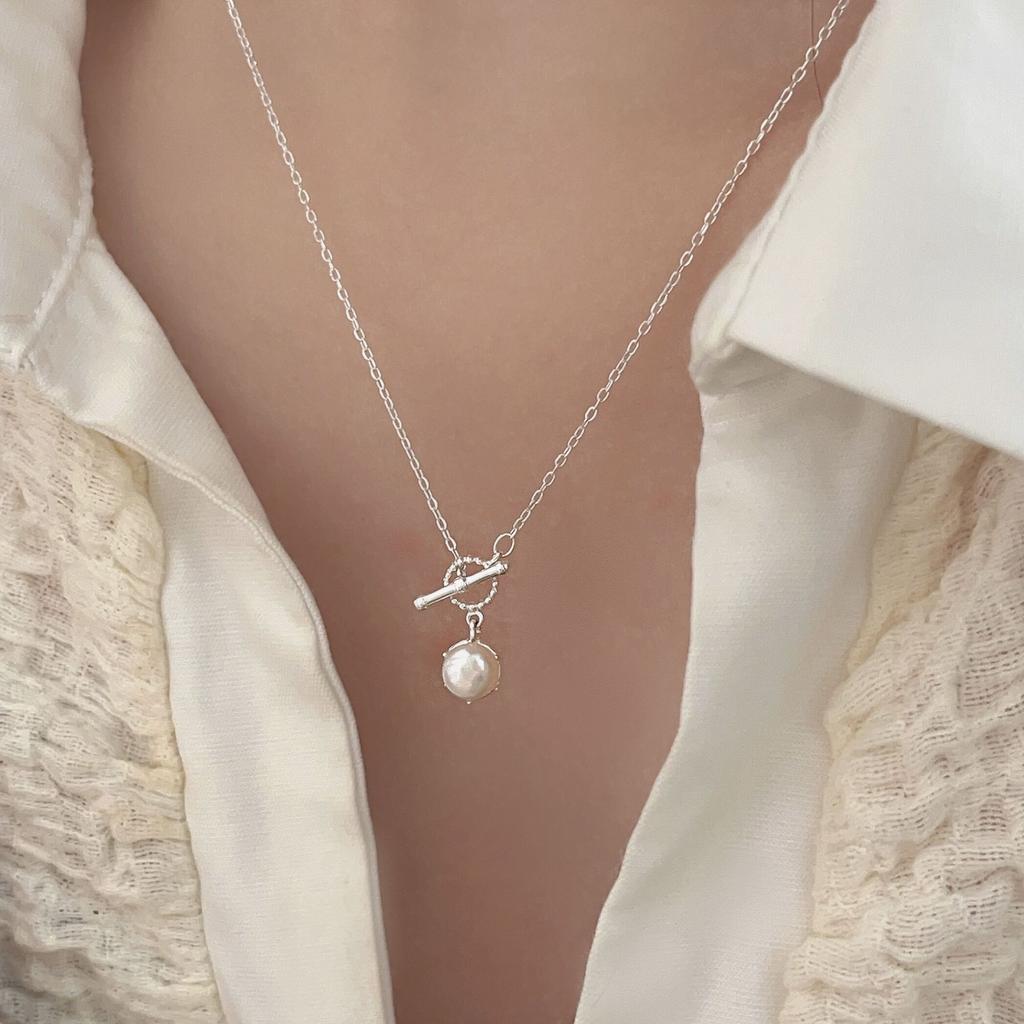 Light Luxury High-end Pearl Pendant Collarbone Chain French Retro OT Buckle Design Retro Style Necklace Women