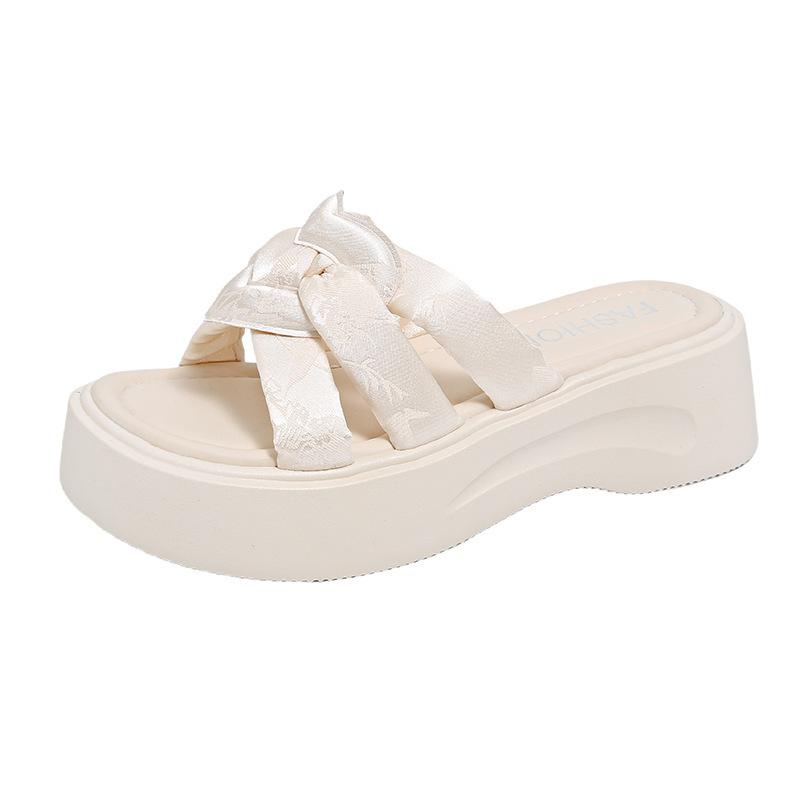 Small light and cool slippers for women's summer wear thick-soled new fashion skirts, non-slip beach shoes with 2025 height increase