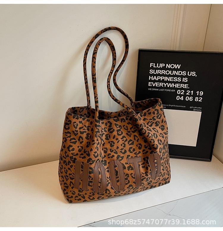 

Winter retro leopard print bag women s 2025 new Korean version letter tote bag versatile large-capacity commuter armpit bag