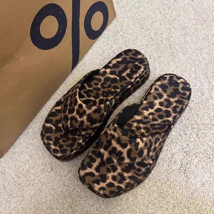 Small thick-soled pinch-foot leopard print flip-flops for women's summer wear new flat-bottomed fashionable cool slippers