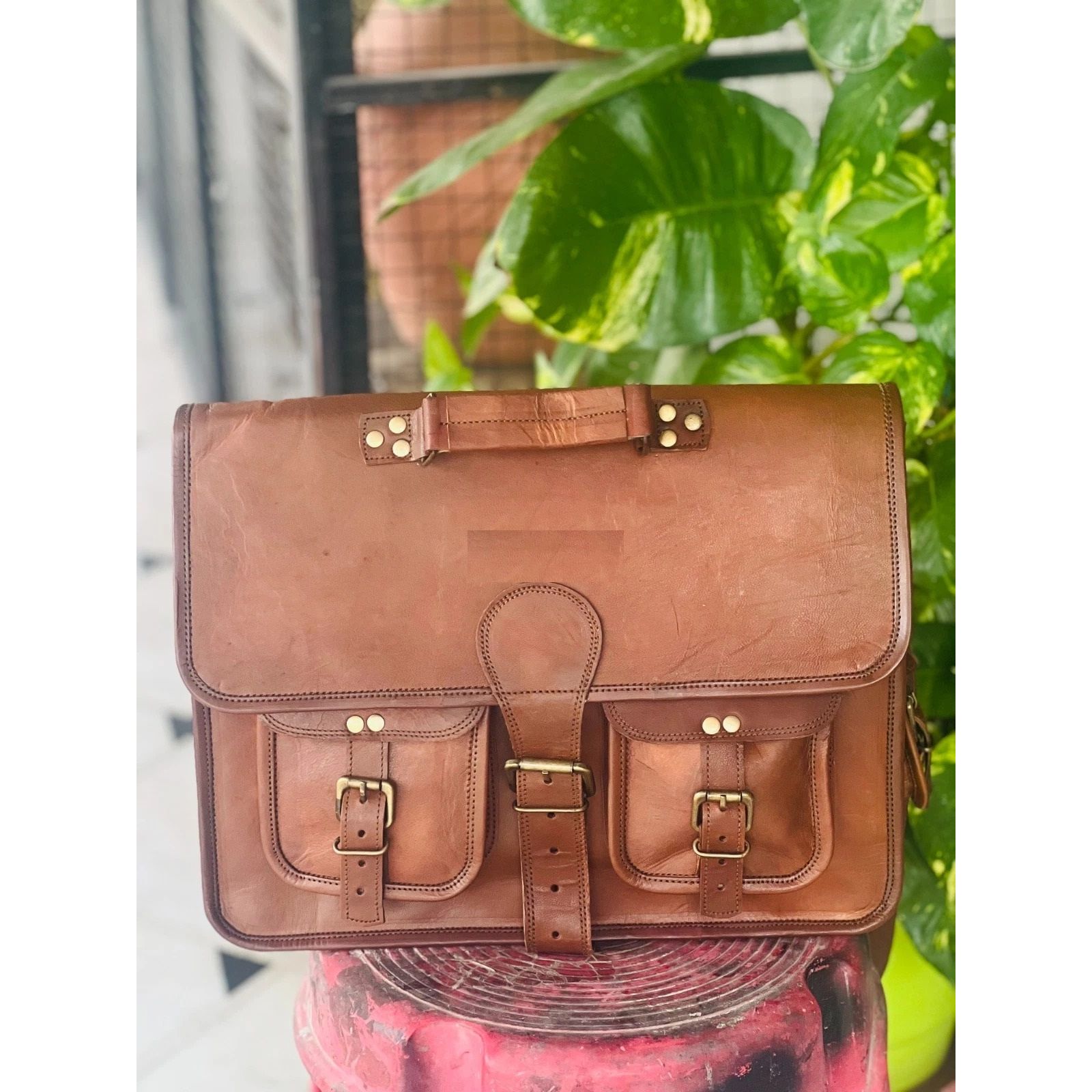 

Мужская сумка-мессенджер из натуральной состаренной кожи коричневого цвета для ноутбука 17 x 13 x 6 in коричневый