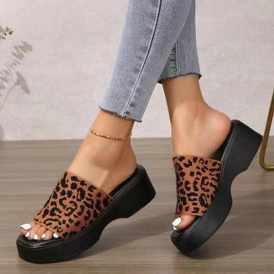 Modieuze en Casual Zomer Plus Size Nieuwe Eendelige Slippers en Sandalen met Schuin Hak en Dikke Zool voor Dames