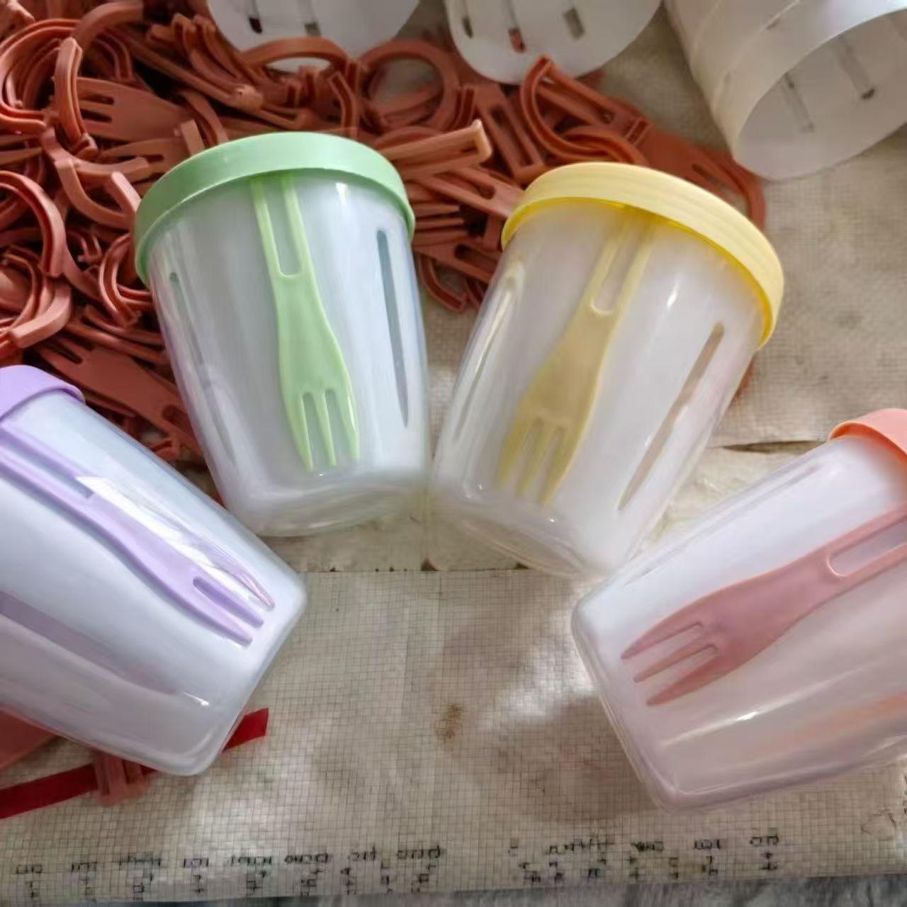 Portable Fruit & Salad Cup with Fork and Lid for Busy Lifestyles розовый