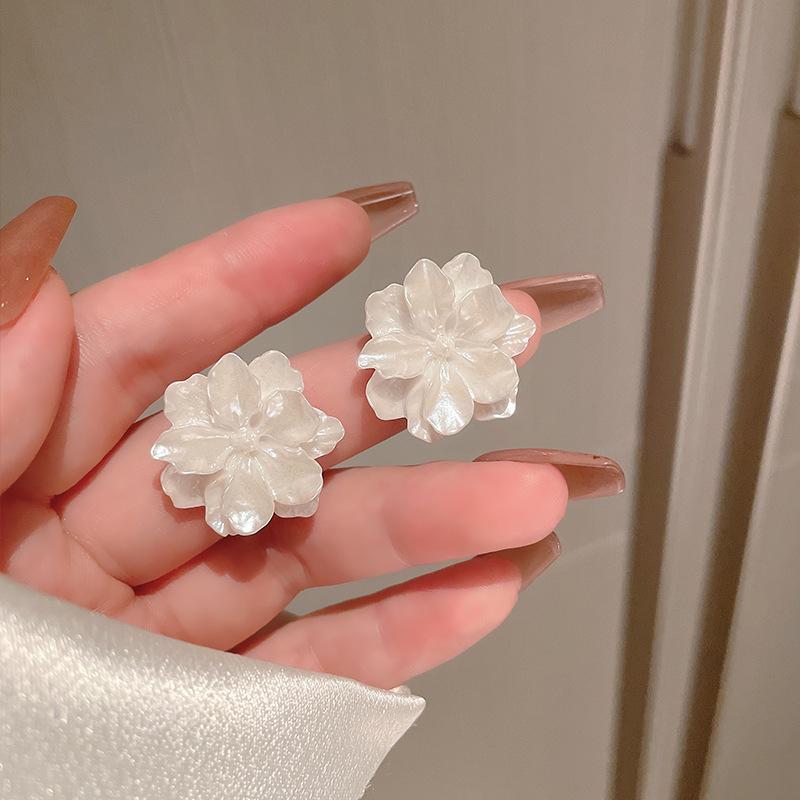 Boucles d'oreilles de luxe tendance 2024 accrocheuses pour femmes: Boucles d'oreilles à clous tendance et polyvalentes pour l'automne et l'hiver