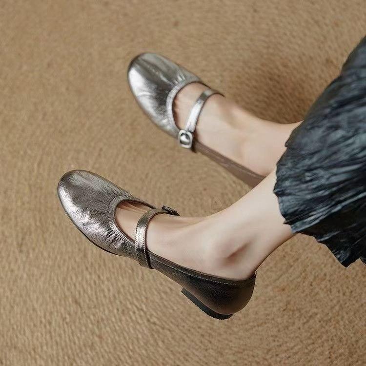 

Soft pleated cowhide grandma shoes spring thick middle heel heel round head soft leather one-word buckle strap single shoes women 40