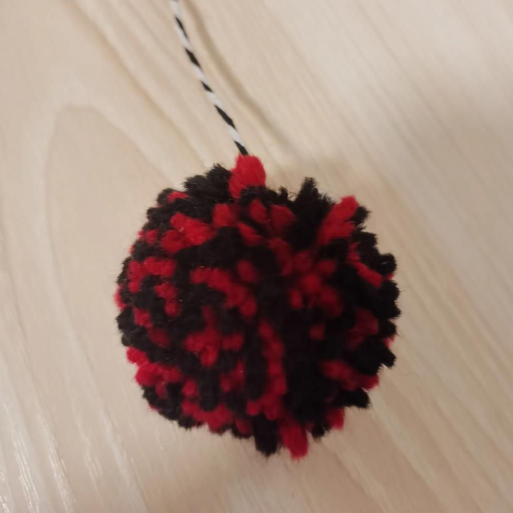 Teufelsgestreifte Strickmütze mit süßen Katzenohren und Kreuzverzierung für Frauen und Mädchen(54-56cm)