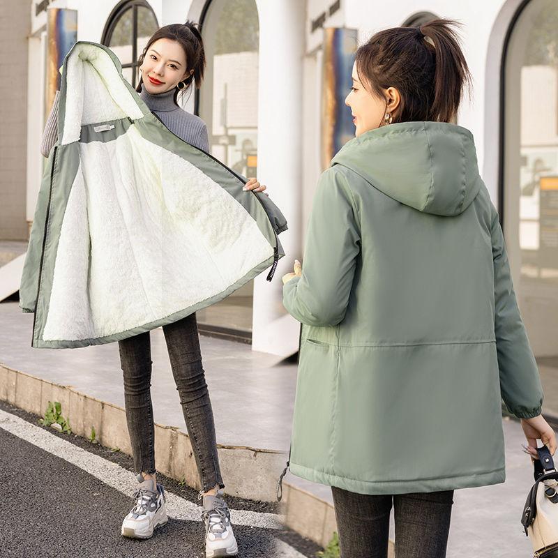Lässiger Damenmantel in Mittellänge aus Polyester mit Kapuze und Reißverschluss und Kordelzug – warmes Fleecefutter, lange Ärmel, zwei Taschen, Gürtel, maschinenwaschbar