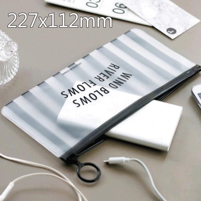 

Маленькая прозрачная косметичка S