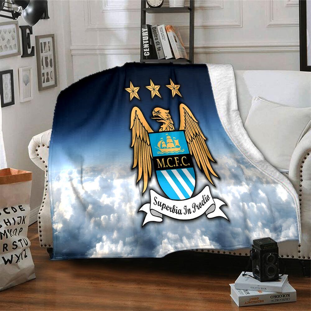 Fotbalová deka Manchester Crest z flanelu, měkký polyester, moderní design, celoroční pro kempování, cestování, dárky k svátkům nebo narozeninám