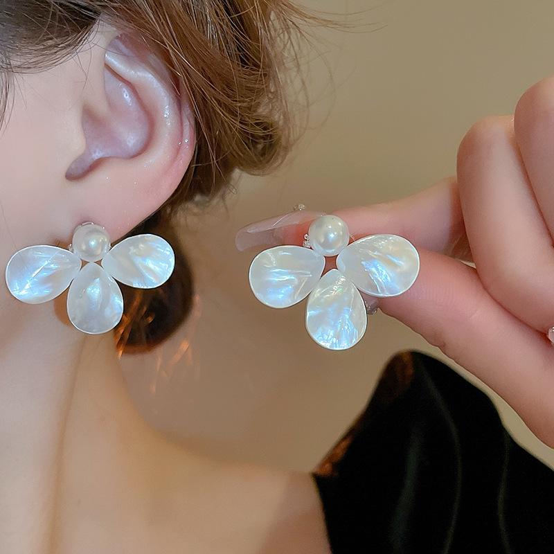 Silver Geometric Seashell Tassel Stud Earrings – Beach Vacation Style for Women
