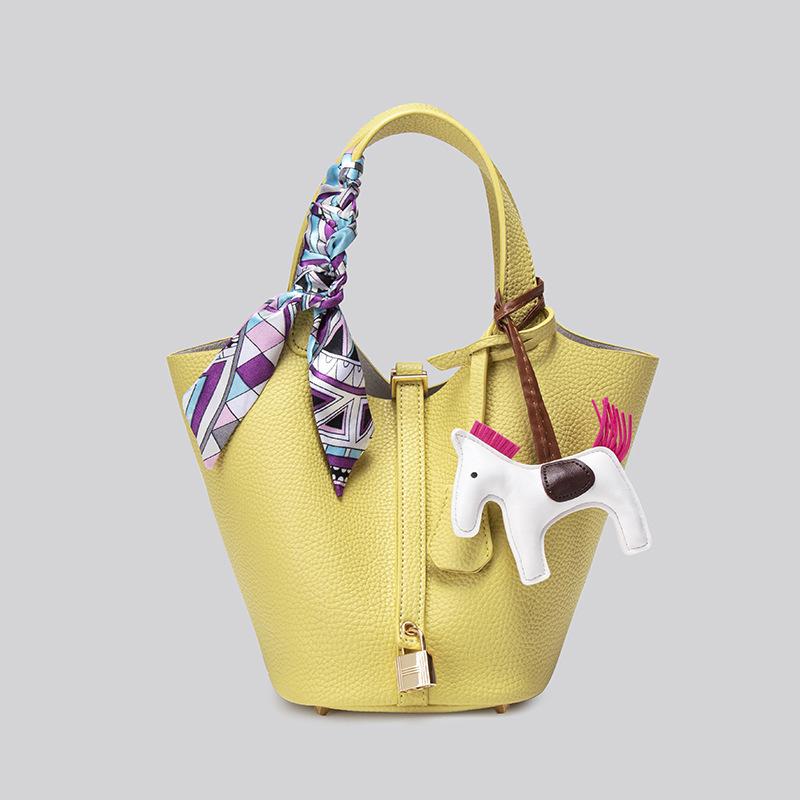 

Senior sense of foreign niche design bag women 2025 new popular Internet celebrity lock handbag versatile bucket bag жёлтый