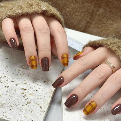 Autumn/Winter Caramel Plaid & Coffee Ginkgo Contrast Short Nail Stickers - 24 Pieces