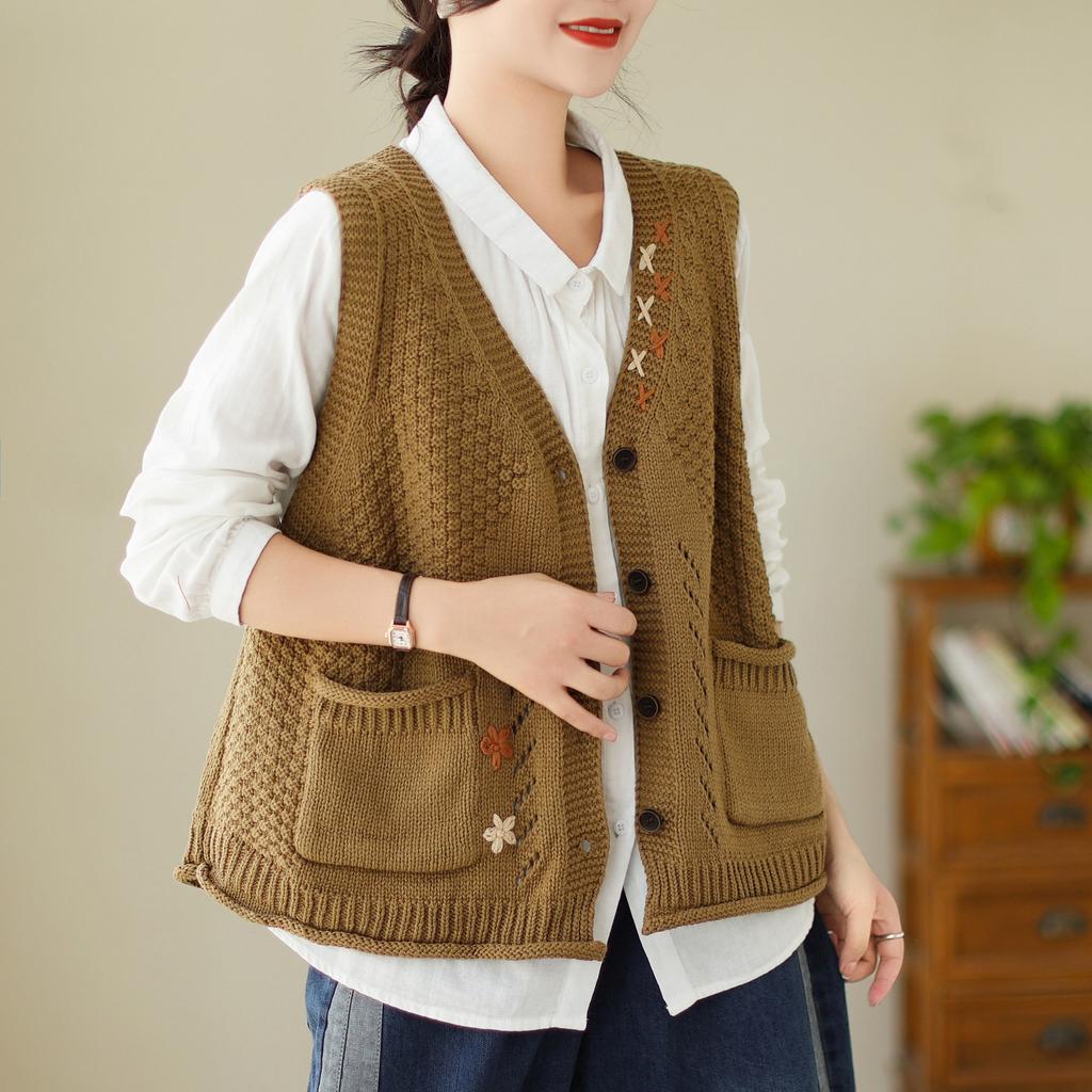 Spring/Summer New Retro Sleeveless Knitted Vest for Women with V-neck Hollow Knitted Cardigan Tank Top