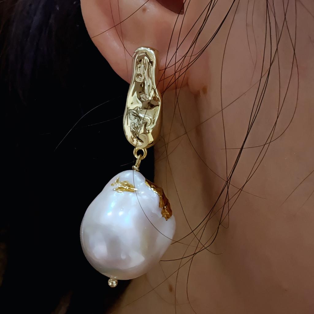Send girlfriend exaggerated versatile earrings original natural baroque pearl stud earrings gold foil handmade jewelry earrings women