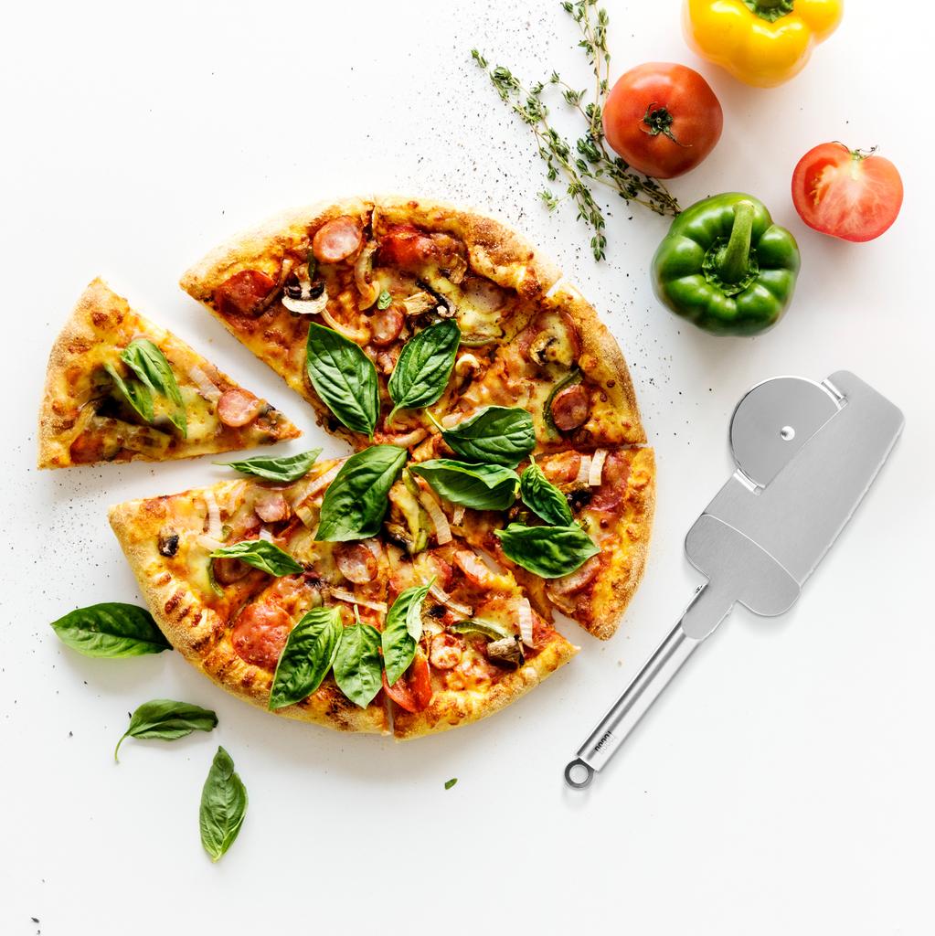 Pizza cutter with a cutting disc with edge-cutting teeth and a spatula with a Teesa clamp