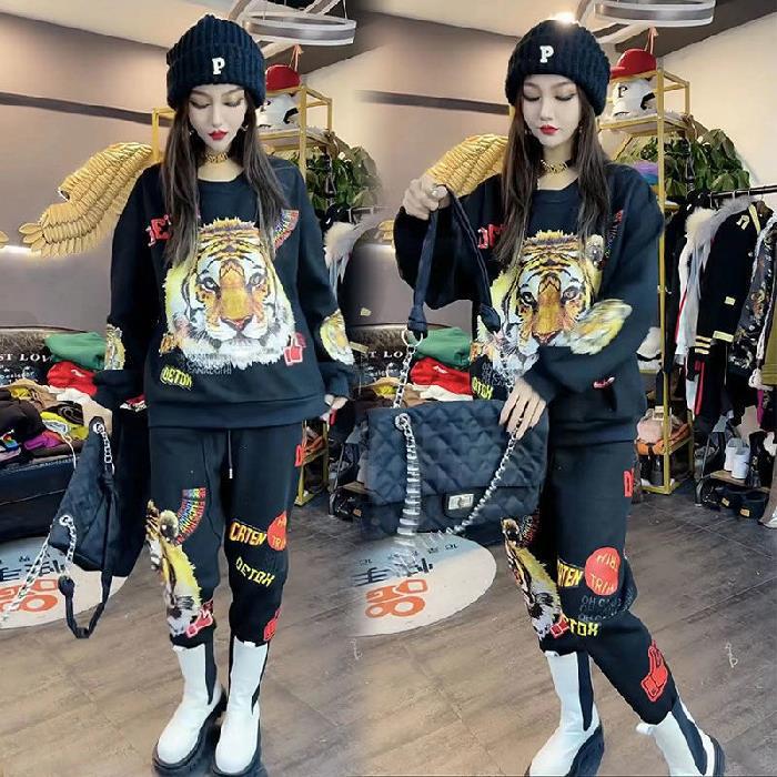 

Женский комплект из свитера и брюк с тигровым принтом — праздничный повседневный комплект из двух предметов свободного кроя с круглым вырезом для кануна Нового года.