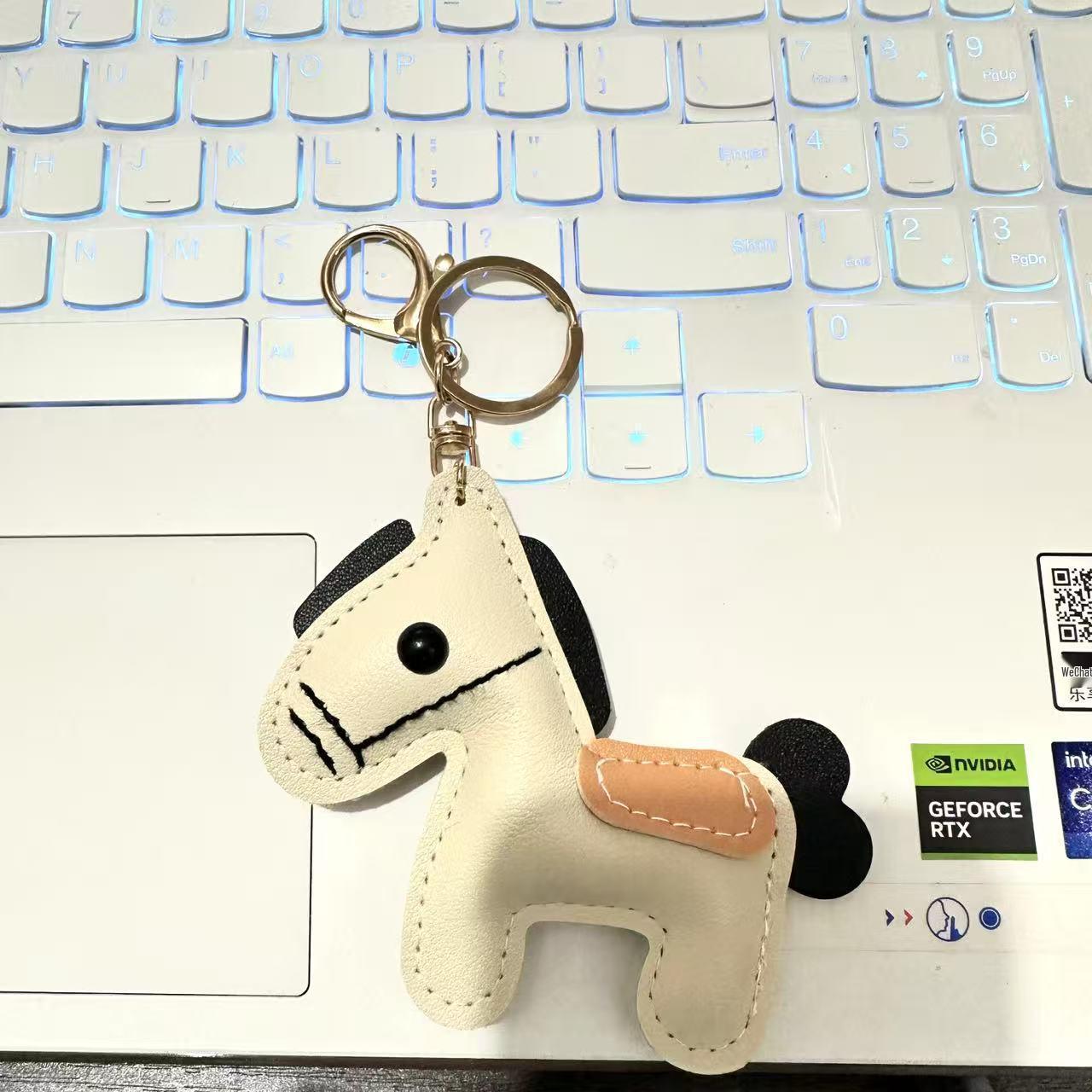 Kleines Pferdeanhänger Schlüsselanhänger für Geldbörse, Tasche, Handy oder Auto - Trendiges Mode-Geschenkaccessoire With Keychain off-weiße