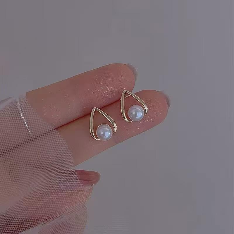 Korean Style 18K Gold-Plated Freshwater Pearl Stud Earrings - Cold Style Niche Design Jewelry