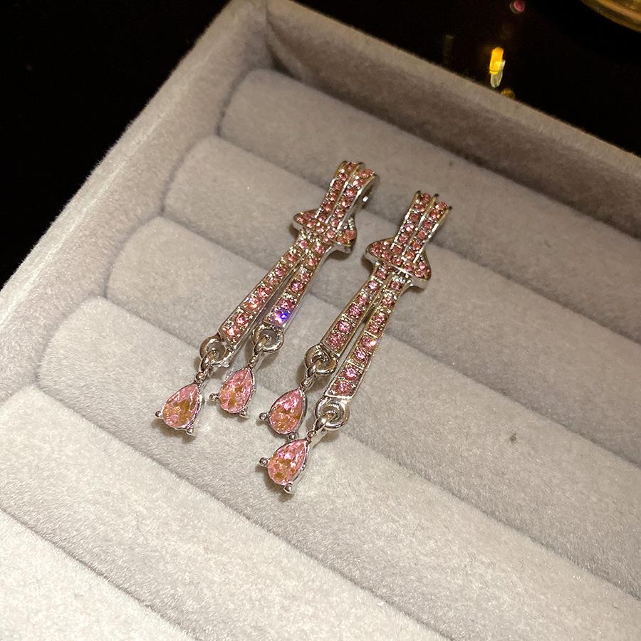 

Silver needle with diamonds, water drop pendant, earrings, retro elegance, temperament earrings, light luxury, high-end earrings, design sense, niche