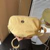 Multi-color shoulder bag with the same shoulder messenger bag will be sent on behalf of the new niche portable high-end large-capacity trend.