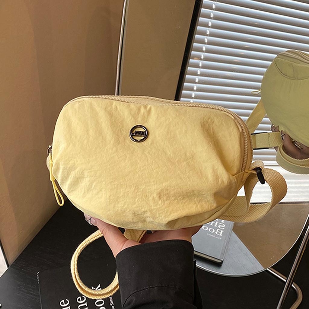 Multi-color shoulder bag with the same shoulder messenger bag will be sent on behalf of the new niche portable high-end large-capacity trend.