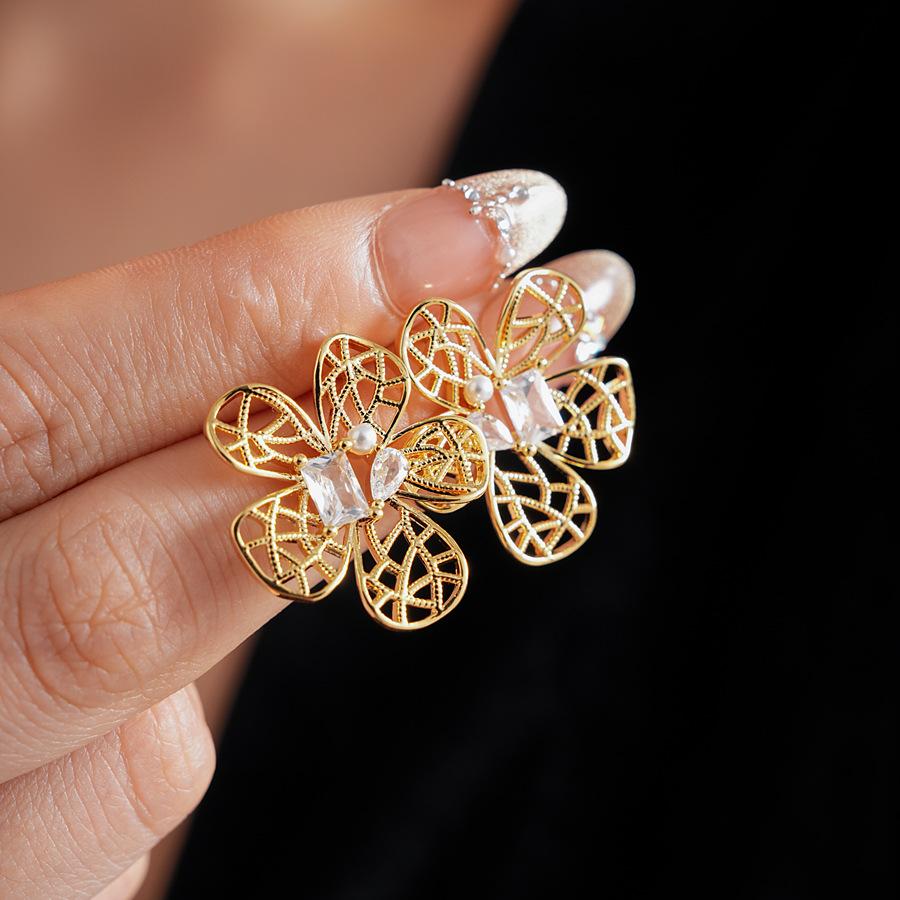 Zircon Hollow Grid Flower Earrings for Women 2025 Fashion Versatile Simple Temperament Stud Earring High-end Accessories