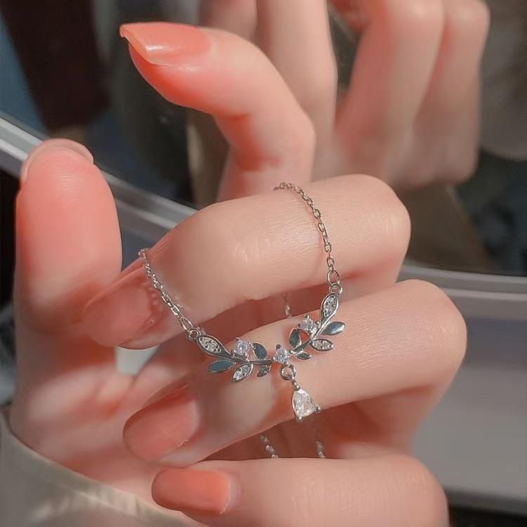 2025 Elegant Zircon Wheat Ear Necklace with Niche Design – Light Luxury High-End Clavicle Chain