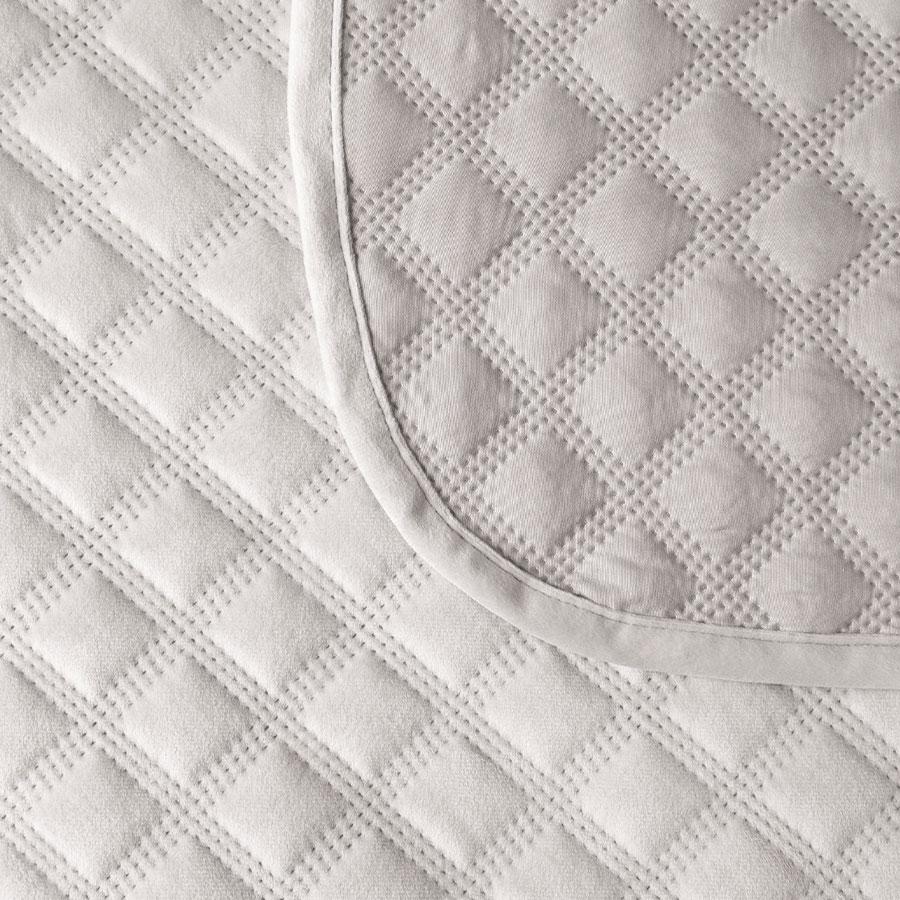 VELVI Decorative bedspread in a shade of warm, light gray - 170x210cm