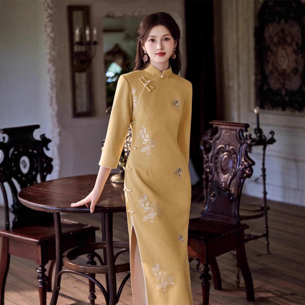 1011 autumn new cheongsam yellow embroidered butterfly long cheongsam retro slim side buckle stand-up collar cheongsam of the Republic of China