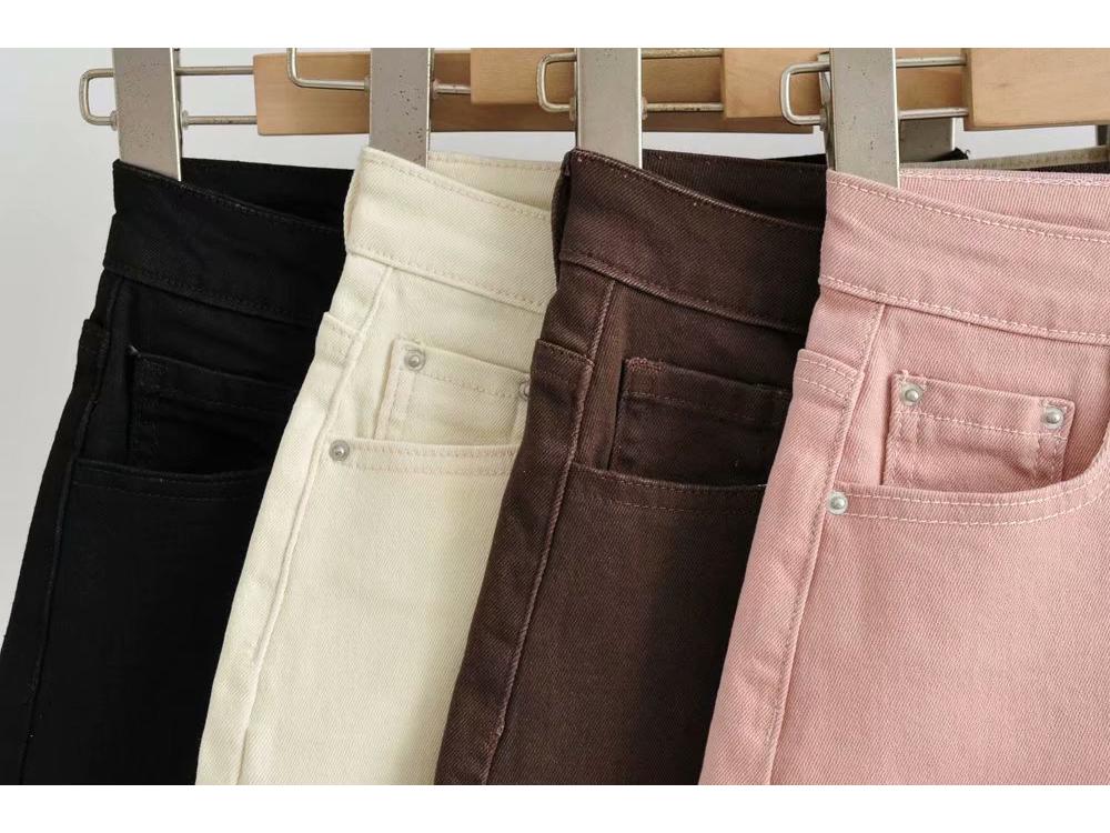 Women's 2021 Summer Trendy High-Waisted Elastic Denim Shorts with Rolled Hem.