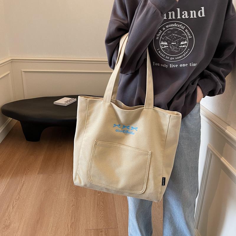 Einfache und geräumige Umhängetasche 2025 neue literarische und vielseitige Tragetasche für Studenten