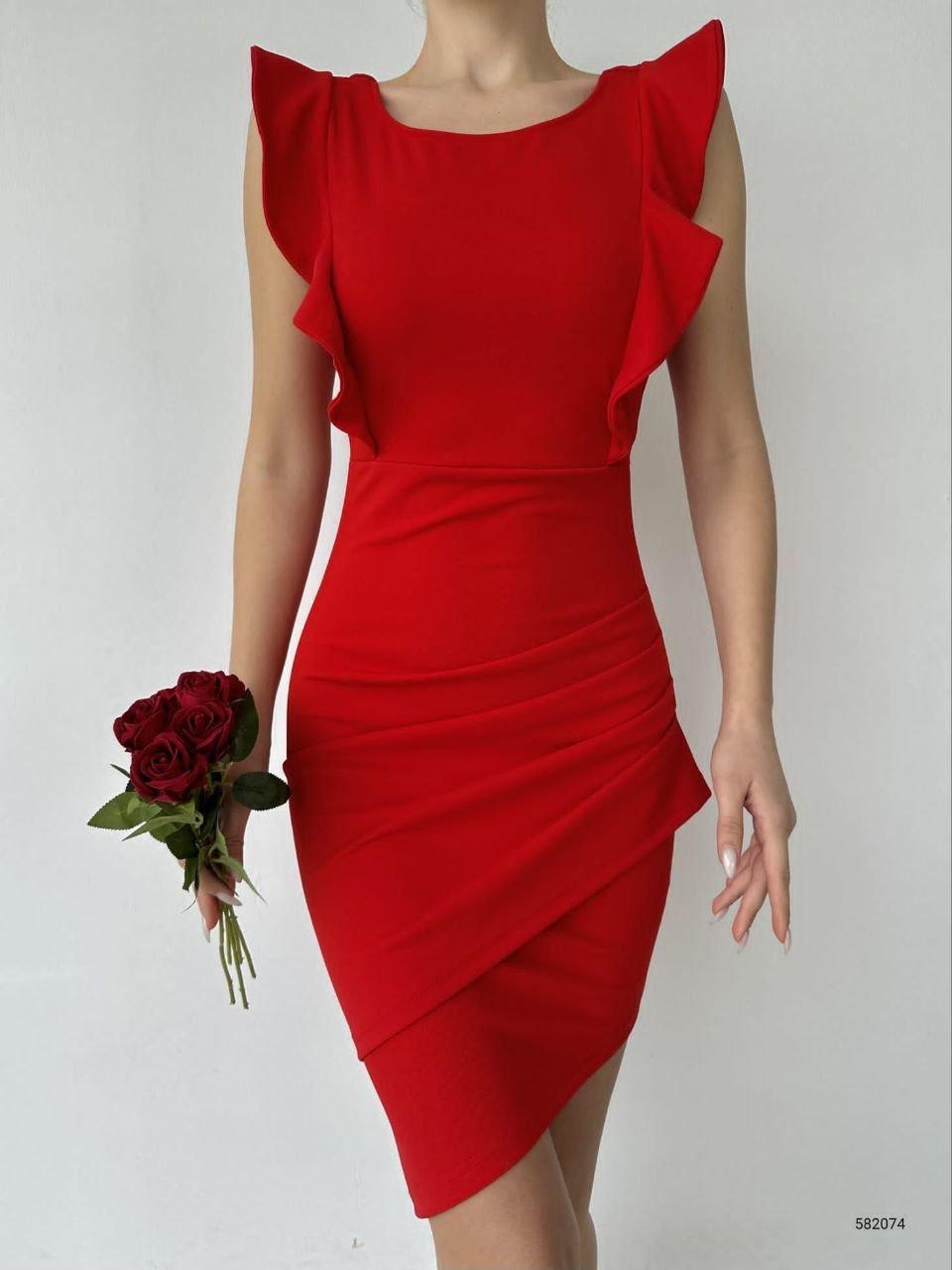 

Kadın Omuzları Volanlı Kayık Yaka Asimetrik Büzgü Detay Krep Kumaş Kalem Elbise