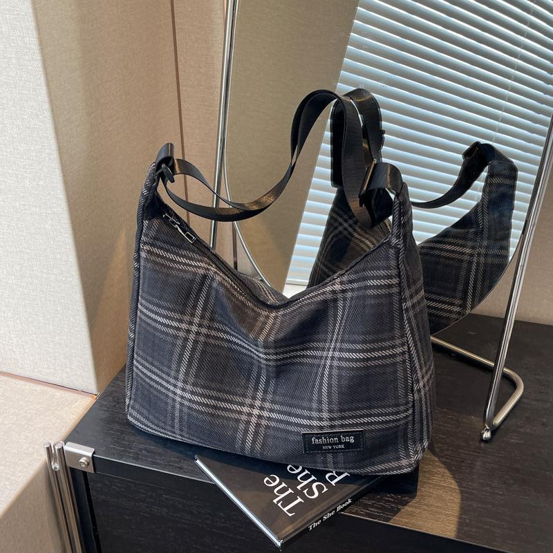 

Трендовая универсальная сумка женская 2025 лето новая большая вместительная повседневная клетчатая маленькая квадратная сумка литературная сумка-мессенджер one size fits all чёрный