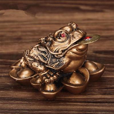 Geluksgeschenk volgens Feng Shui: kleine driepotige geldkikker, fortuinpad, Chinese munt, metalen handwerk, woondecoratie, brons- en mahoniekleur.